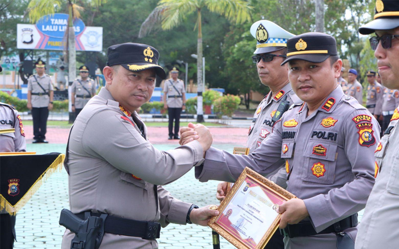 Kapolres Siak Berikan Penghargaan Kepada Personil dan Jajaran Berprestasi